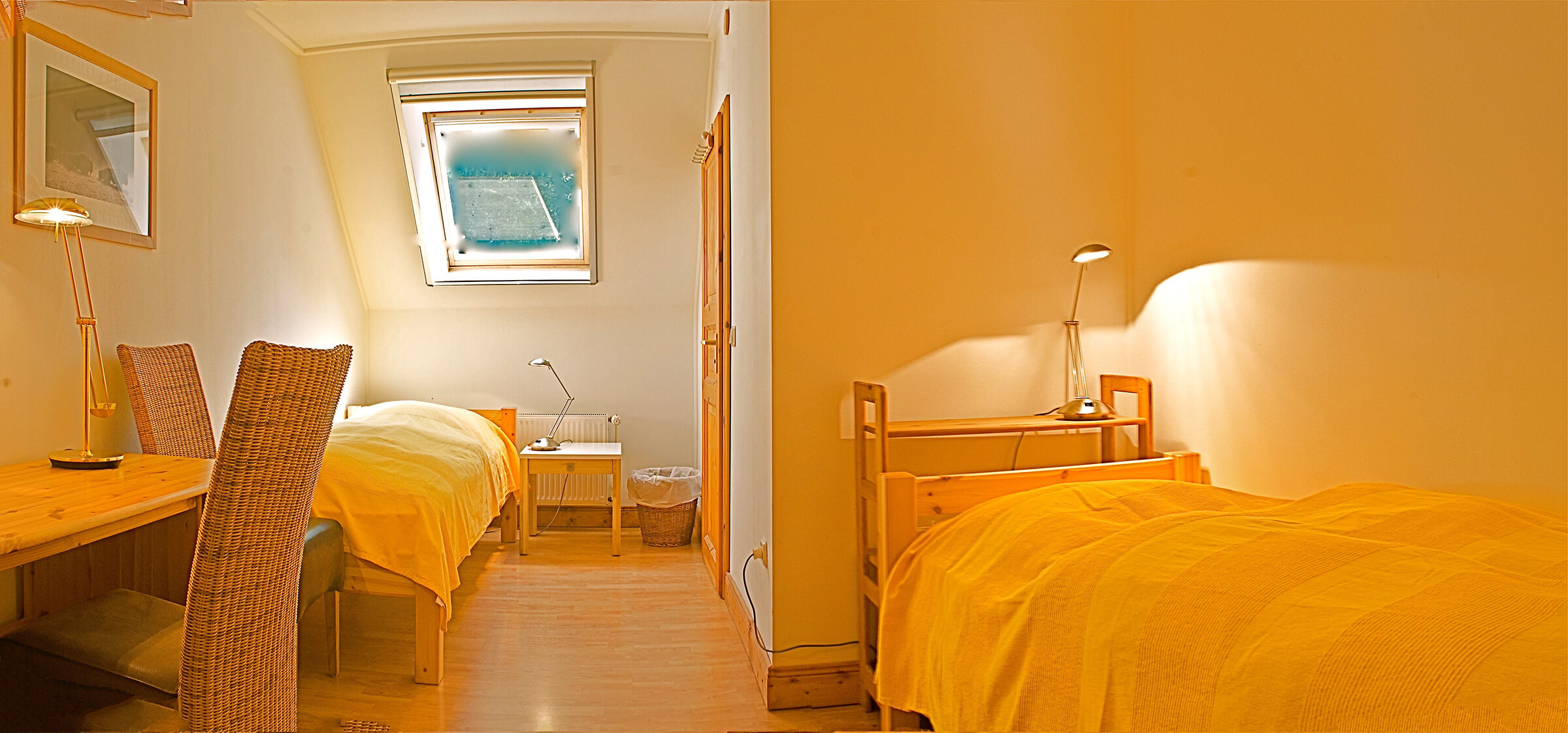 Komfortables Gästezimmer mit zwei Einzelbetten im Seminar- und Retreatzentrum Hof Pegasus