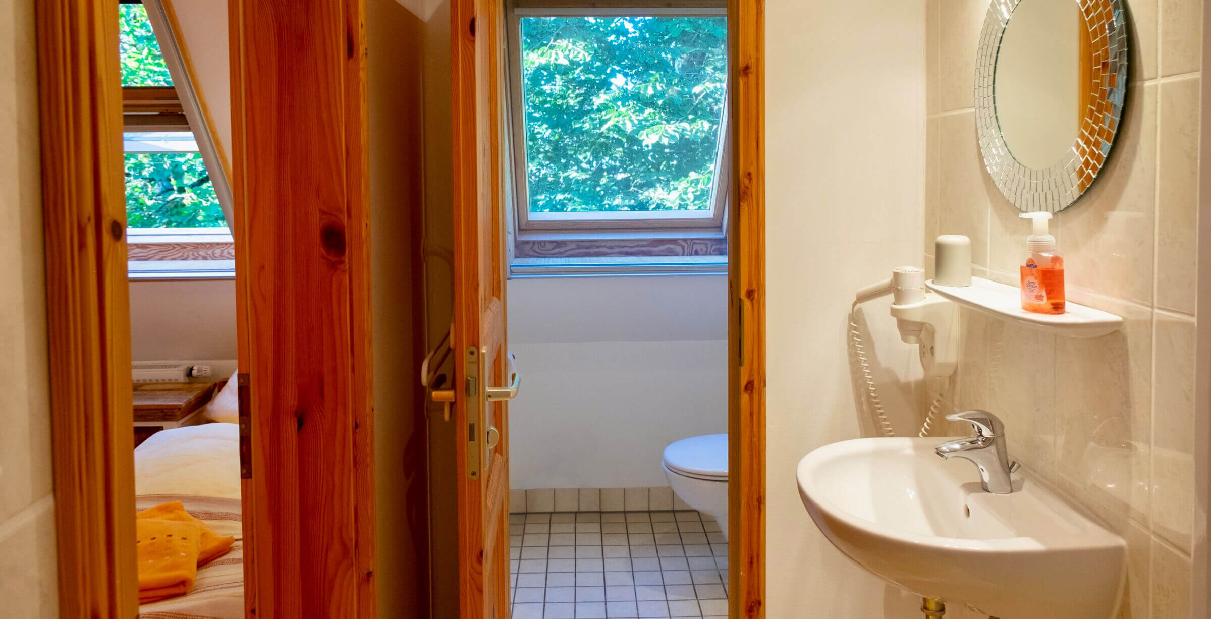Gepflegtes Badezimmer mit Dusche und WC im Seminar- und Retreatzentrum Hof Pegasus