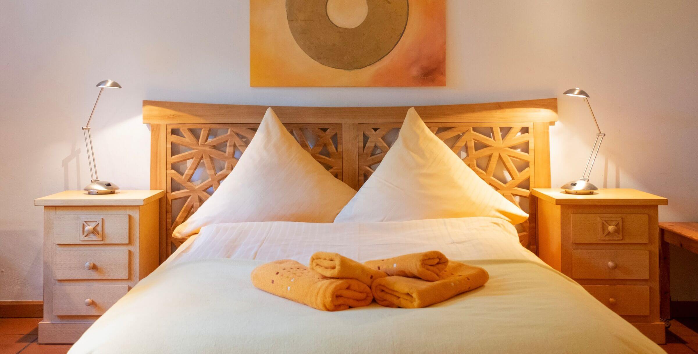 Komfortables Gästezimmer mit Doppelbett im Seminar- und Retreatzentrum Hof Pegasus