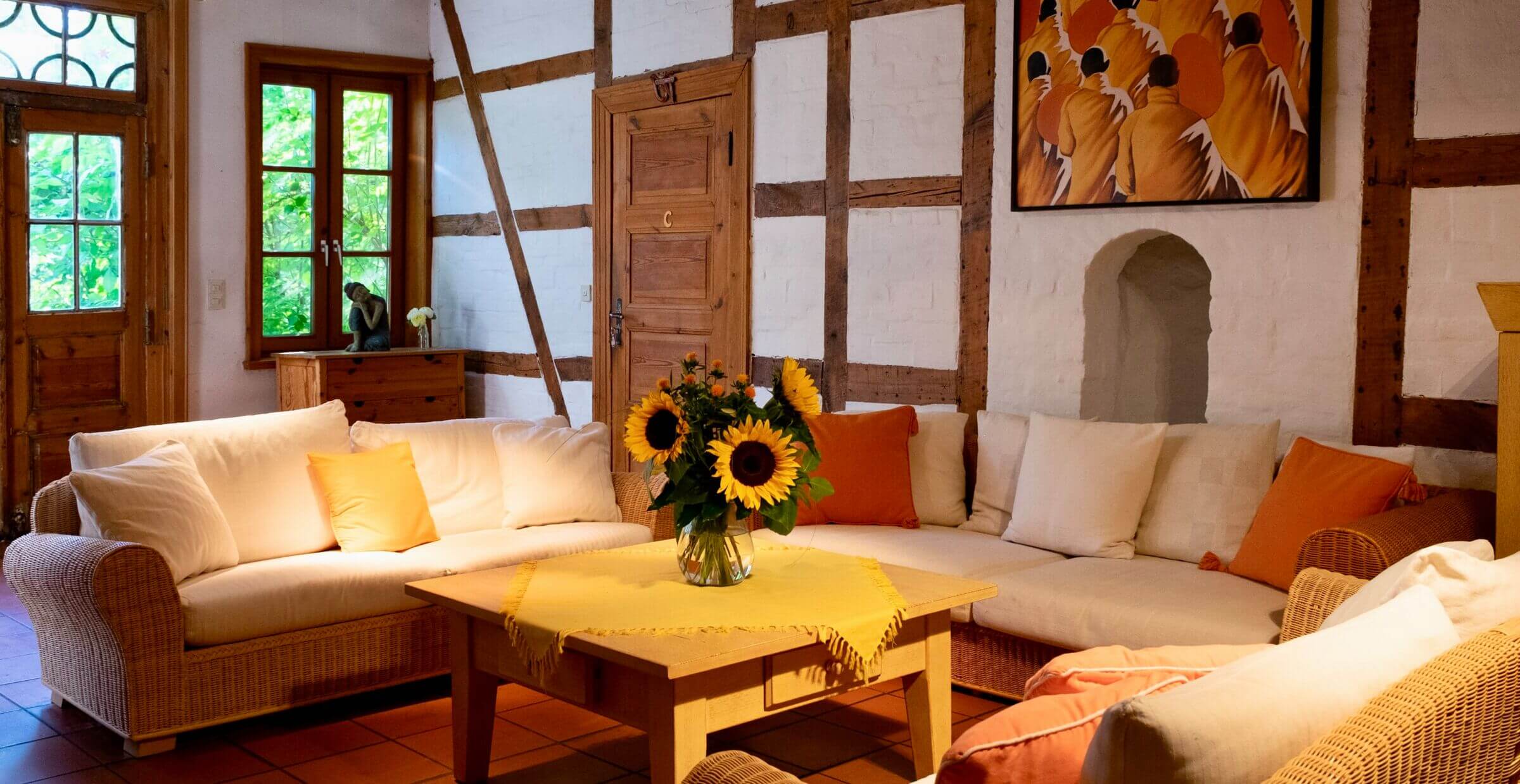 Komfortabler Aufenthaltsraum mit vielen Sitzgelegenheiten im Seminar- und Retreatzentrum Hof Pegasus