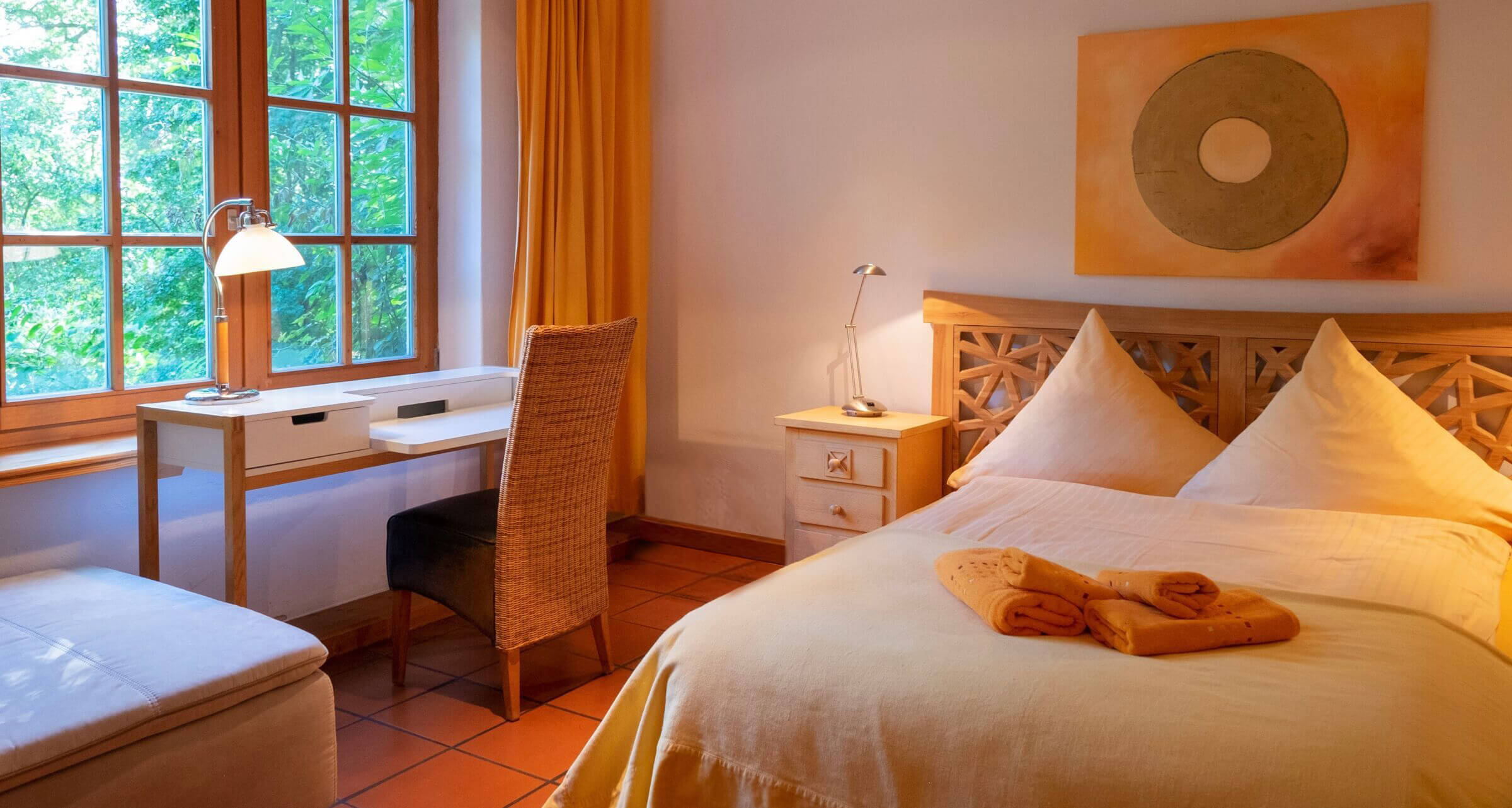 Komfortables Gästezimmer mit Doppelbett im Seminar- und Retreatzentrum Hof Pegasus