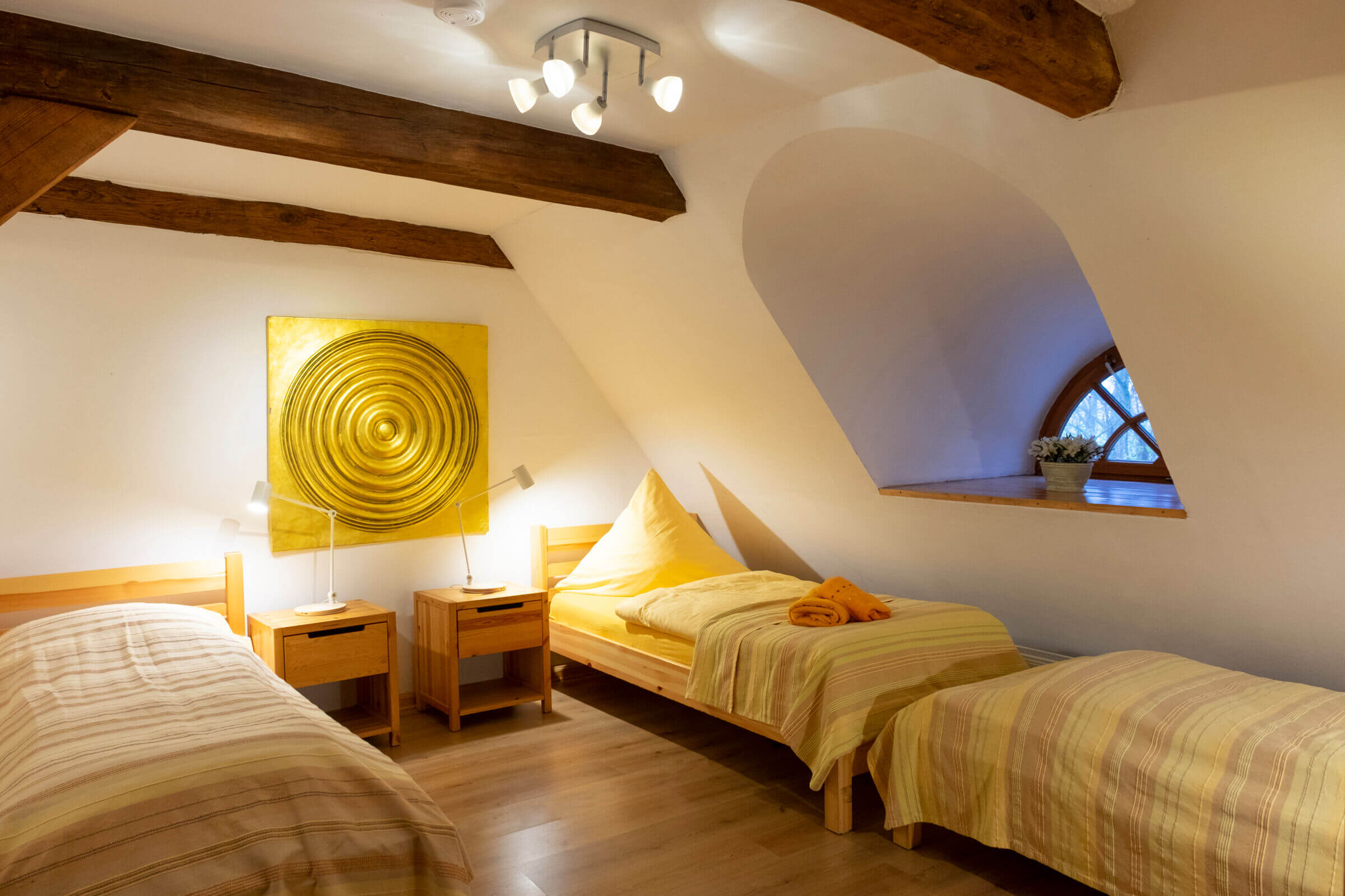 Komfortables Gästezimmer mit drei Einzelbetten im Seminar- und Retreatzentrum Hof Pegasus