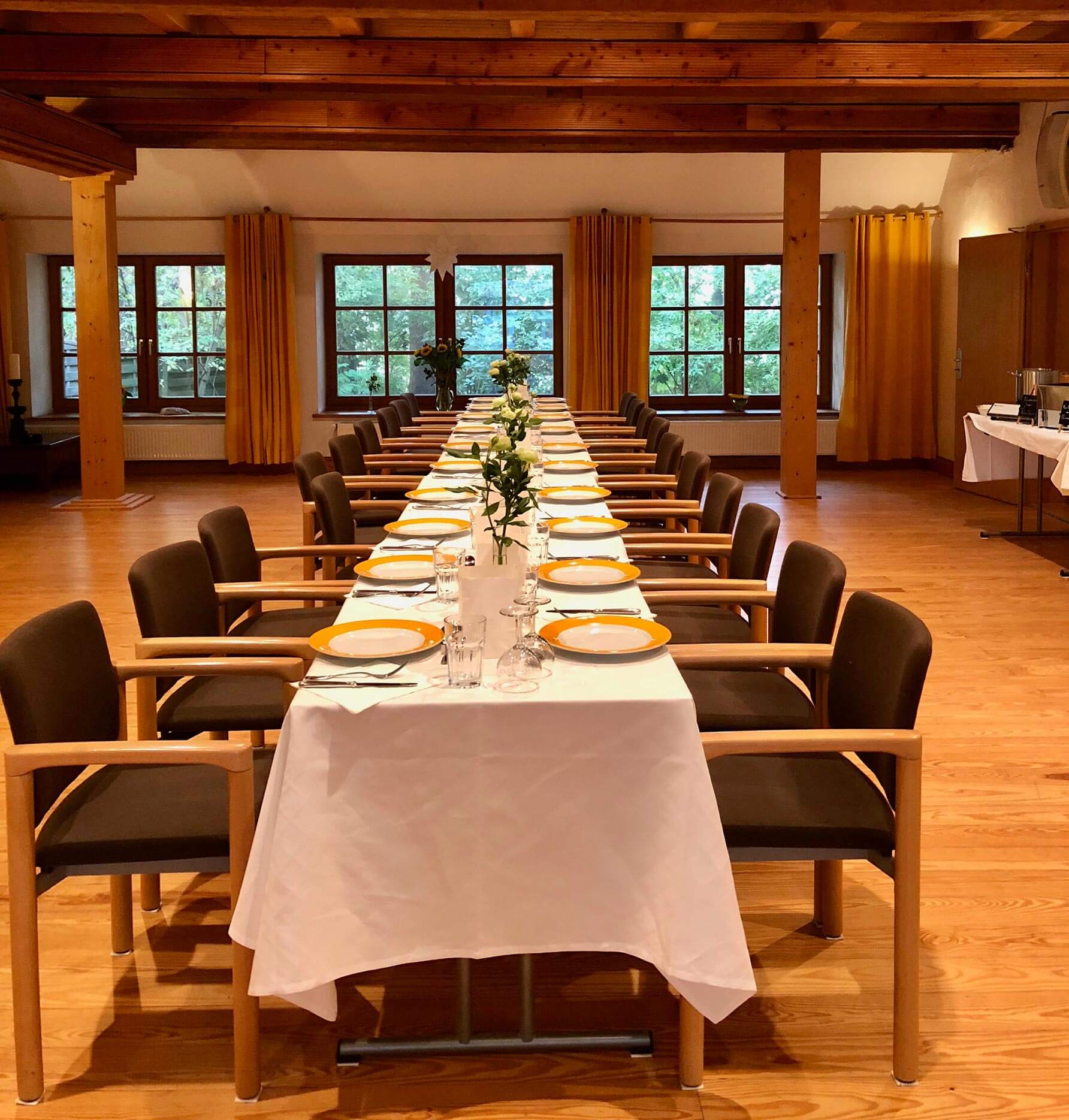 Großzügige Buffet- und Essräume im Seminar- und Retreatzentrum Hof Pegasus