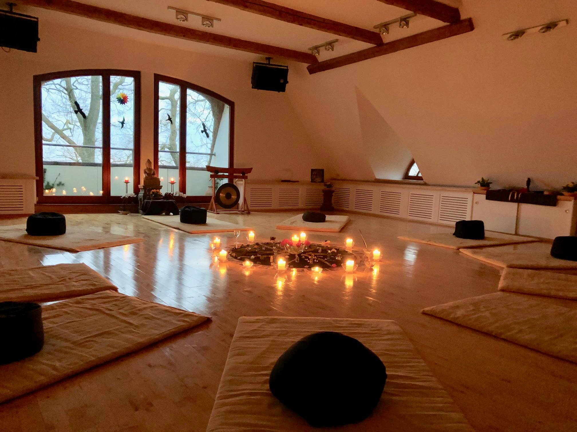 Entspannung bei Kerzenschein im großen Yoga & Meditationsraum des Seminar- und Retreatzentrums Hof Pegasus