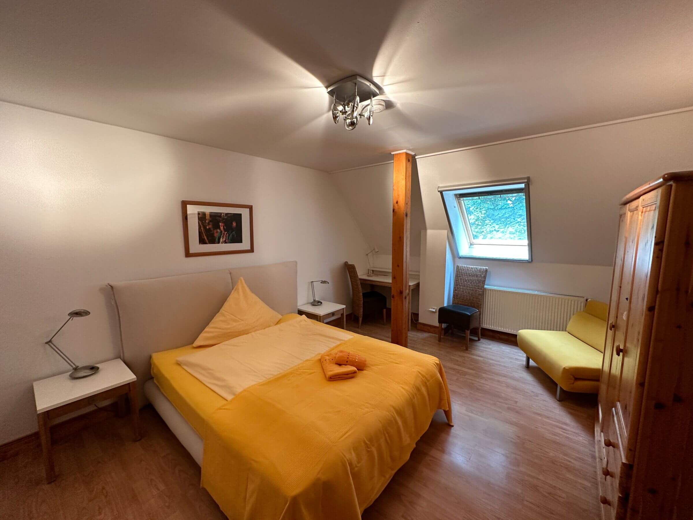 Komfortables Gästezimmer mit Doppelbett im Seminar- und Retreatzentrum Hof Pegasus