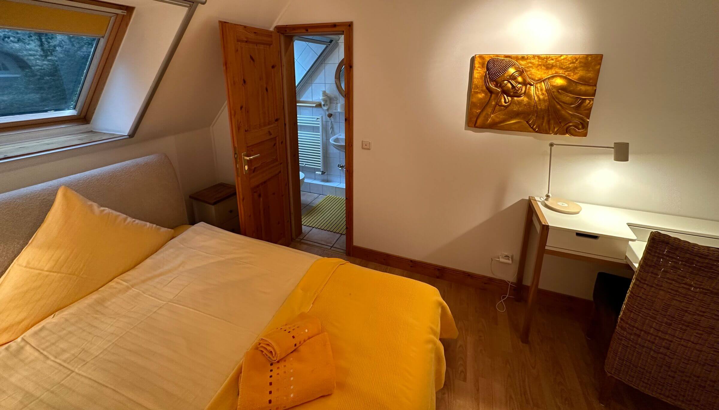 Komfortables Gästezimmer mit Doppelbett und vollausgestattetem Bad im Seminar- und Retreatzentrum Hof Pegasus