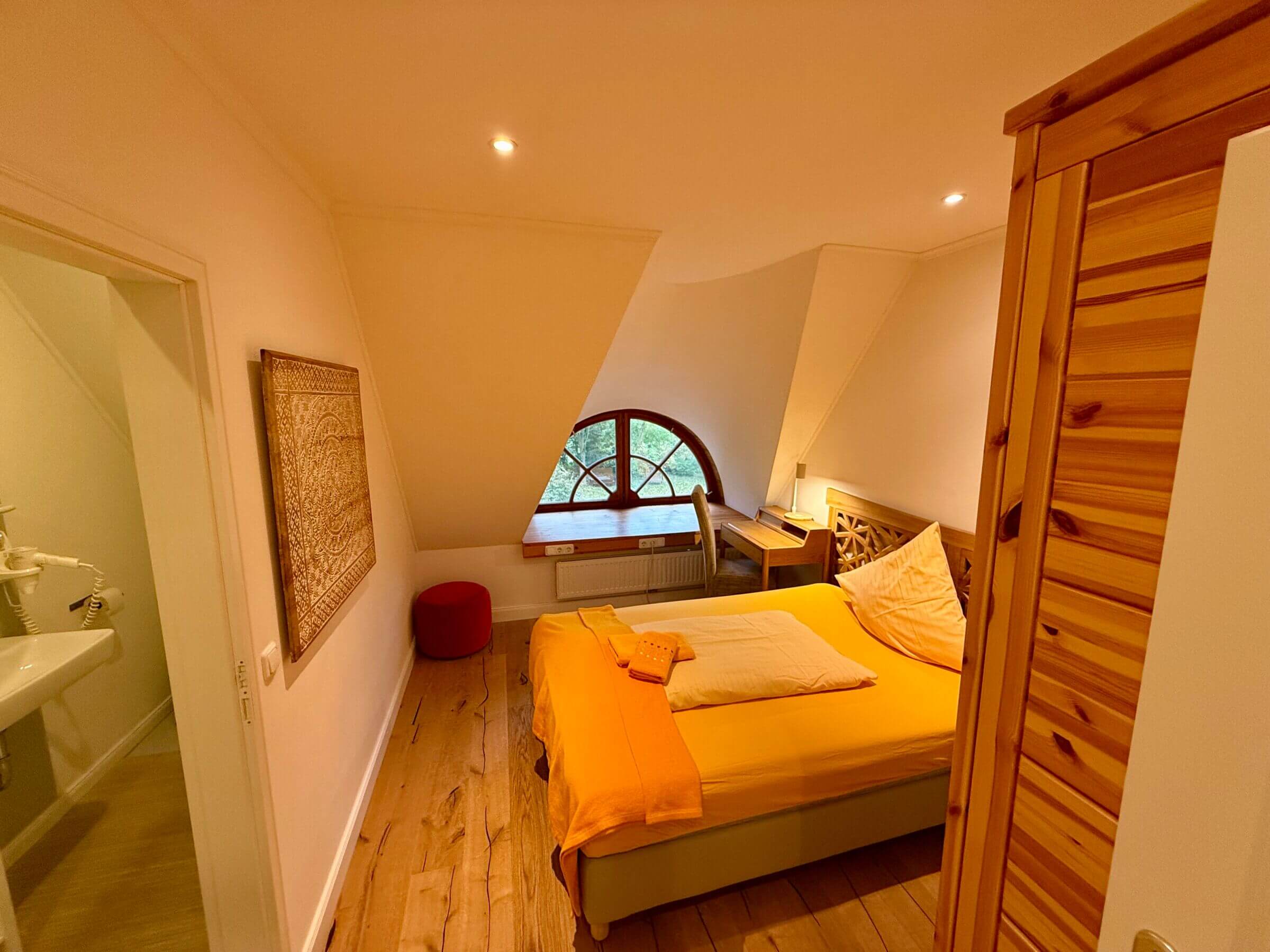Komfortables Gästezimmer mit Doppelbett im Seminar- und Retreatzentrum Hof Pegasus