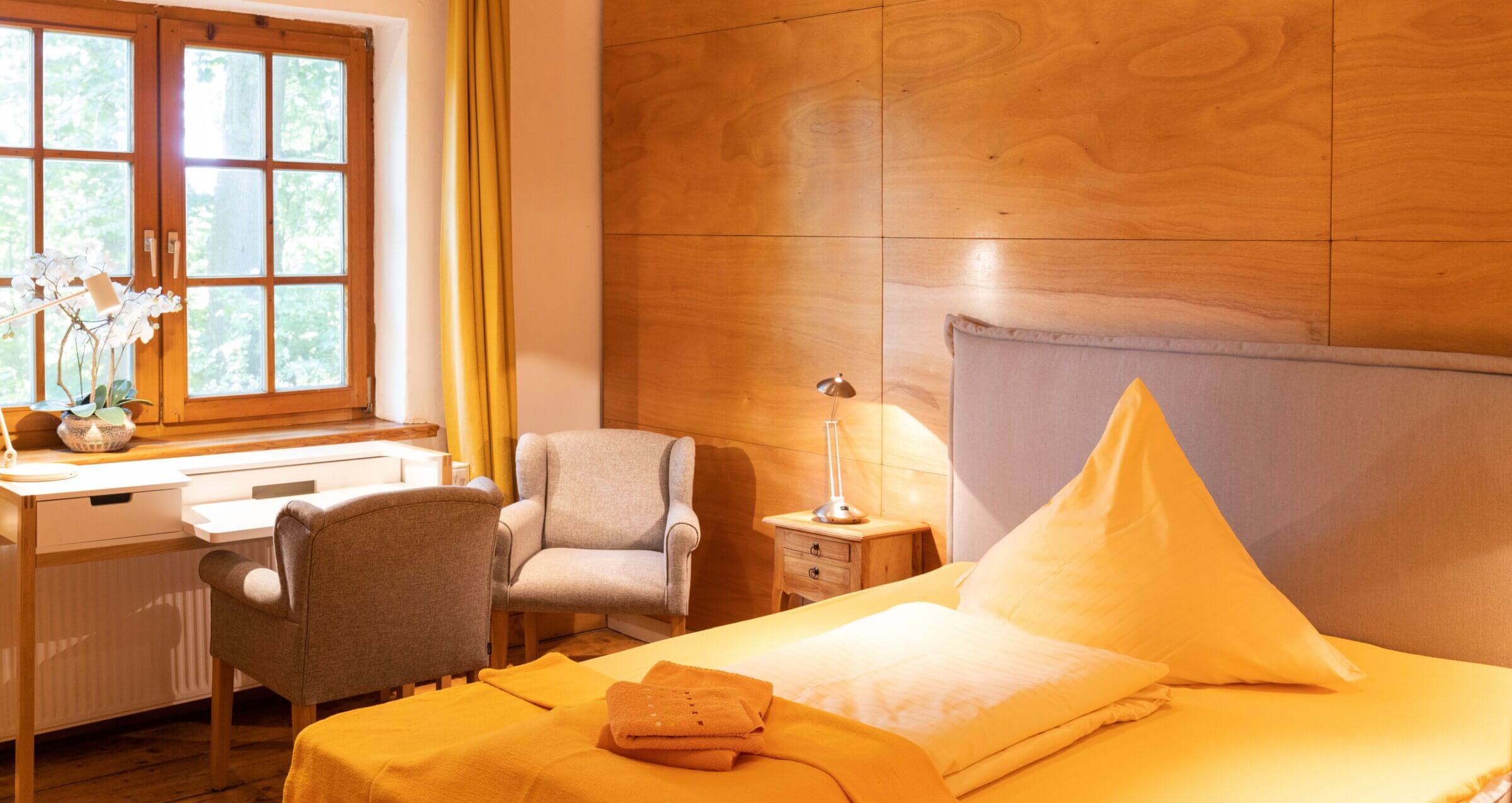 Komfortables Gästezimmer mit Doppelbett im Seminar- und Retreatzentrum Hof Pegasus