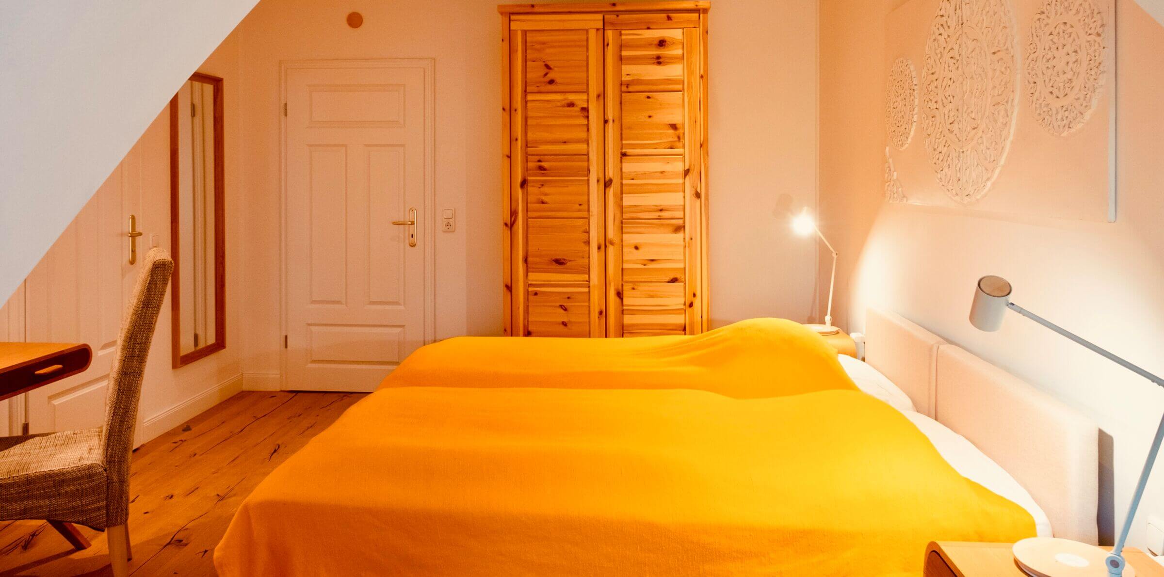 Komfortables Gästezimmer mit Doppelbett im Seminar- und Retreatzentrum Hof Pegasus