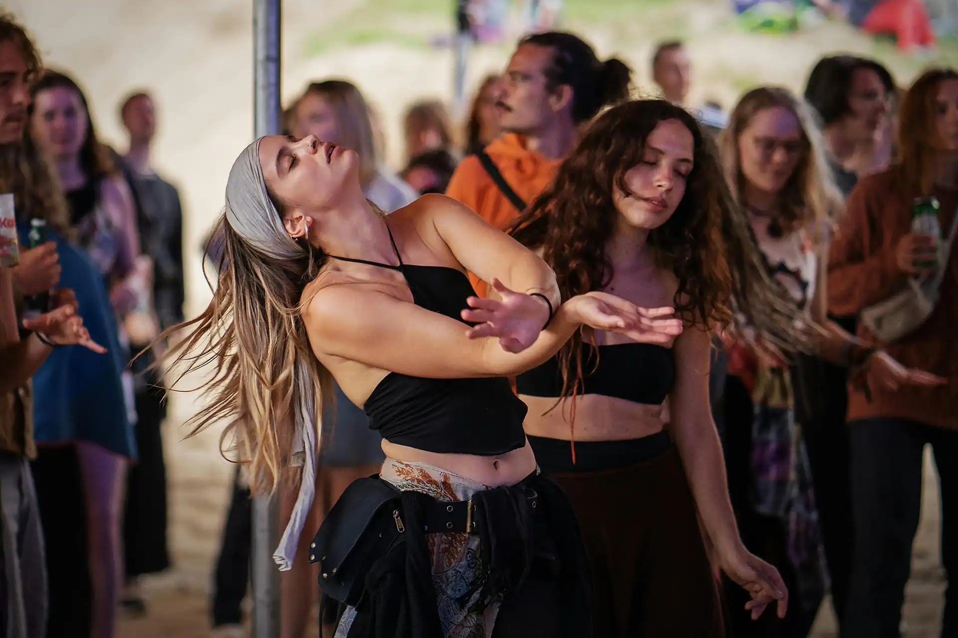 Eine Gruppe von Menschen tanzt ausgelassen nach den fünf Rhythmen für eine heilende Wirkung.