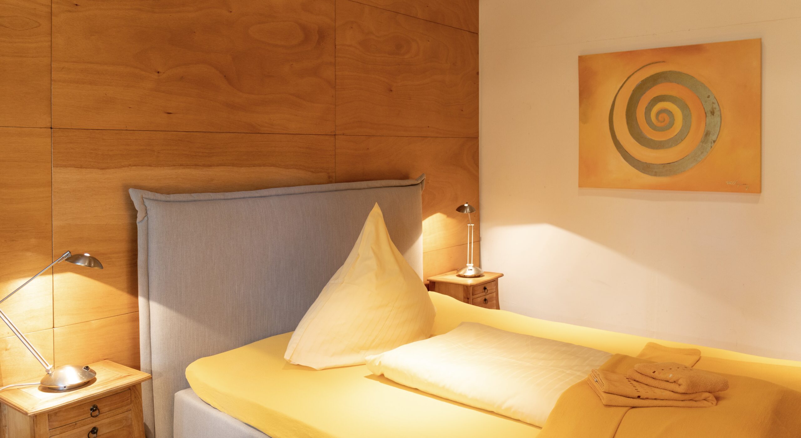 Komfortables Gästezimmerim Seminar- und Retreatzentrum Hof Pegasus in der Nähe von Hamburg.