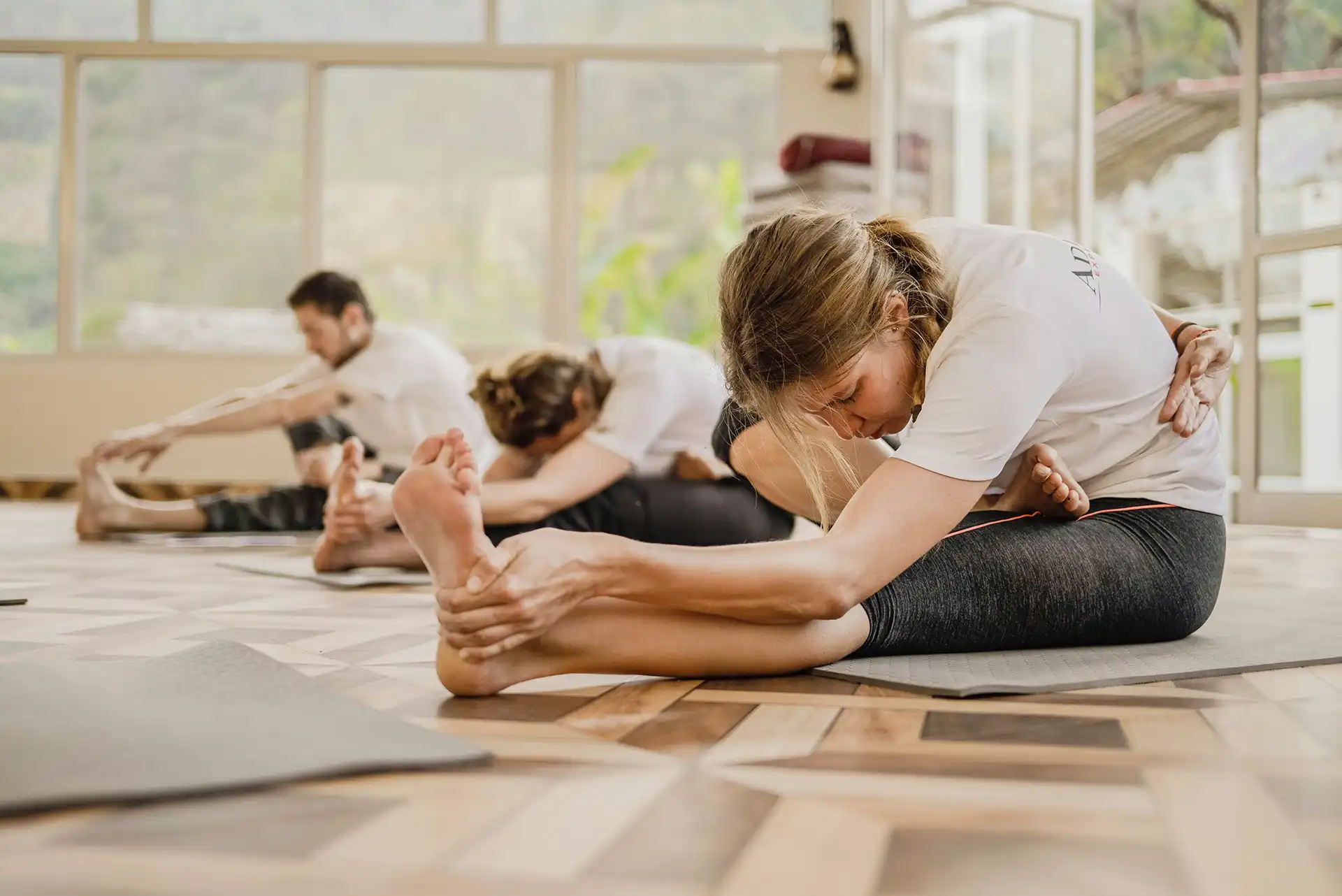 Gruppe, die Yoga-Übungen und die Yogaausbildung des Yogagarten Lilienthal macht